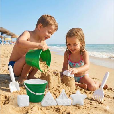 Baldinho de Praia com Peneira, Pá e Rastelo e 4 Formas