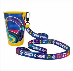 Copo Plástico In Mold Label Com Alça Para Cordão 550ml